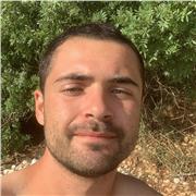 Joven con experiencia viviendo y trabajando en el extranjero y que aún sigue perfeccionando su inglés